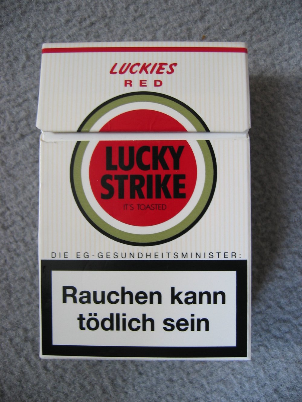 Packung Lucky Strike (Luckies Red) im weißen Design mit rotem Kreis und deutschem Warnhinweis, Deutschland 2005