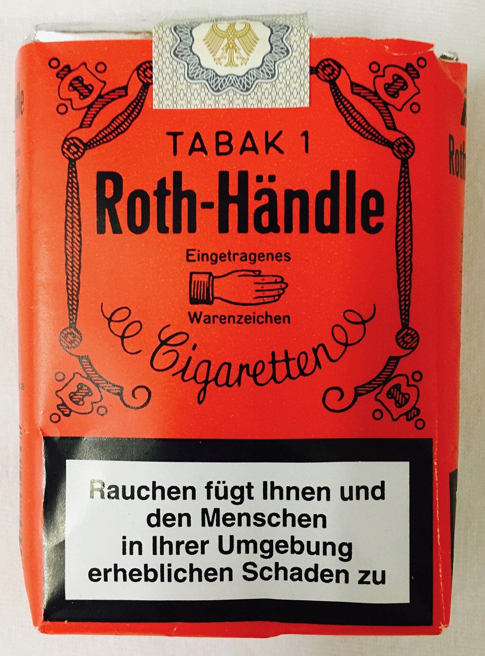 Rotes Softpack Roth-Händle ohne Filter mit Handmarke, deutscher Steuerbanderole und Warnhinweis, Deutschland 2017